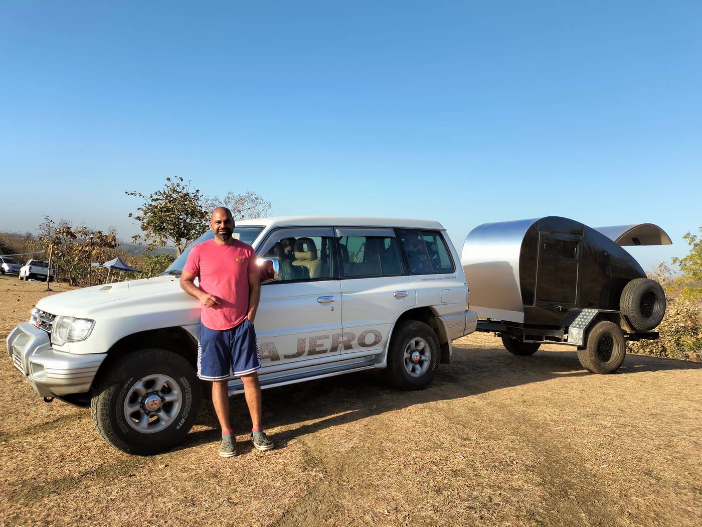 Akram Khan with his SUV and the self-built dog-friendly camper trailer